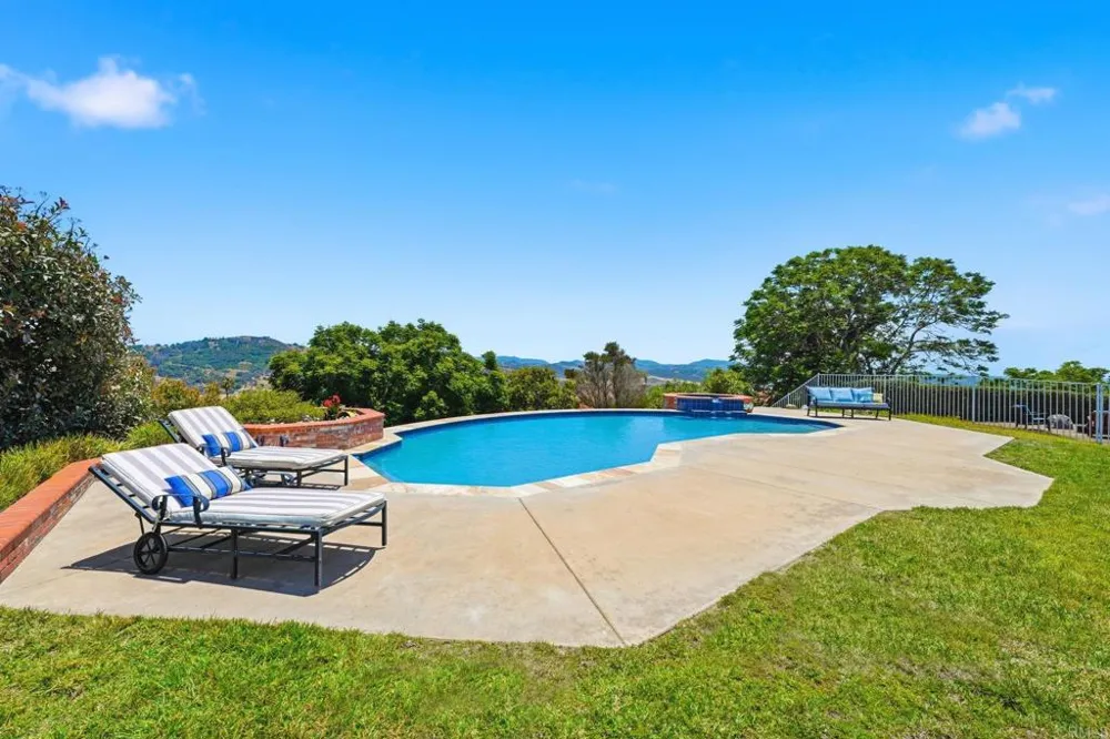 2292 Dos Lomas Fallbrook, CA 92028