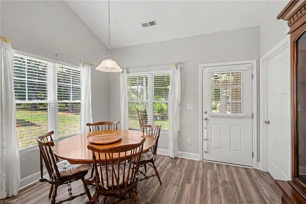 694 W Lee Avenue Yadkinville, NC 27055
