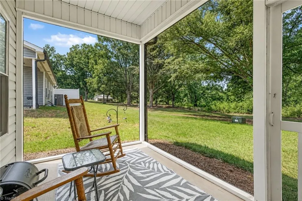 694 W Lee Avenue Yadkinville, NC 27055