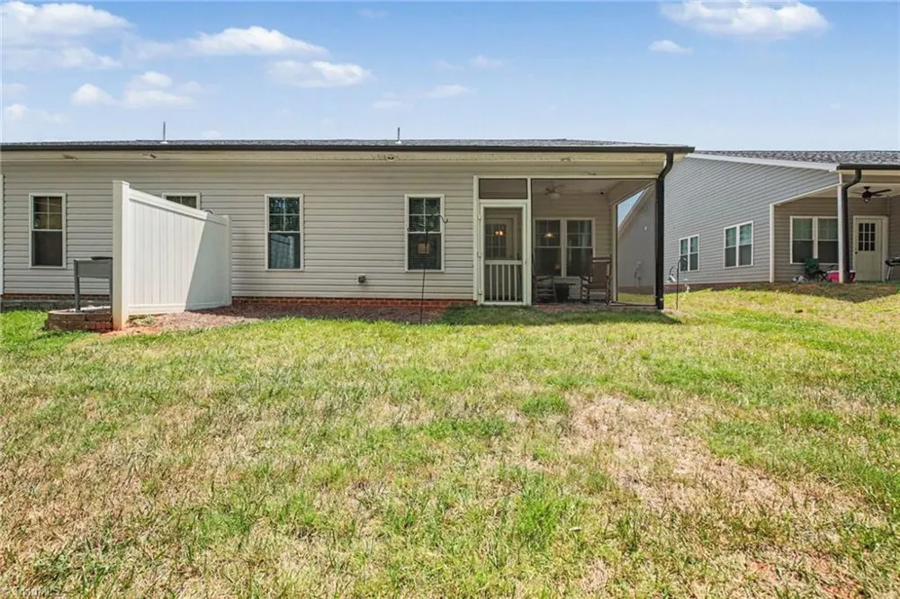 694 W Lee Avenue Yadkinville, NC 27055