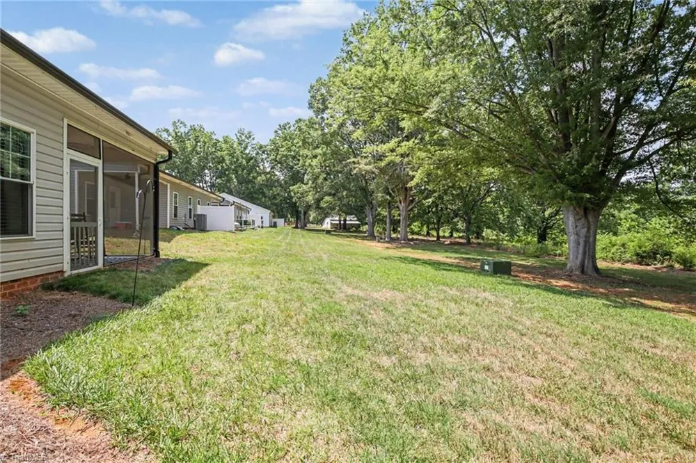 694 W Lee Avenue Yadkinville, NC 27055