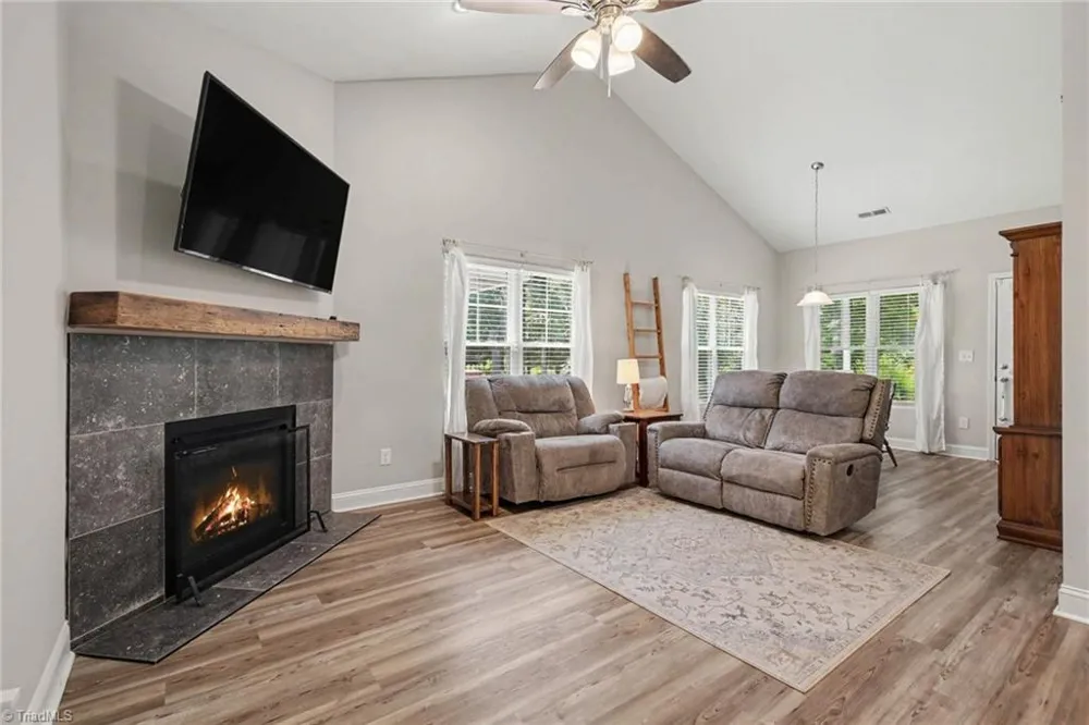 694 W Lee Avenue Yadkinville, NC 27055