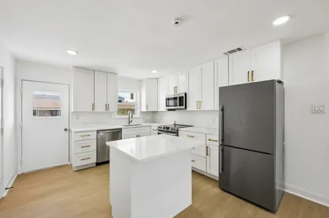 5050 Matilda Street #225