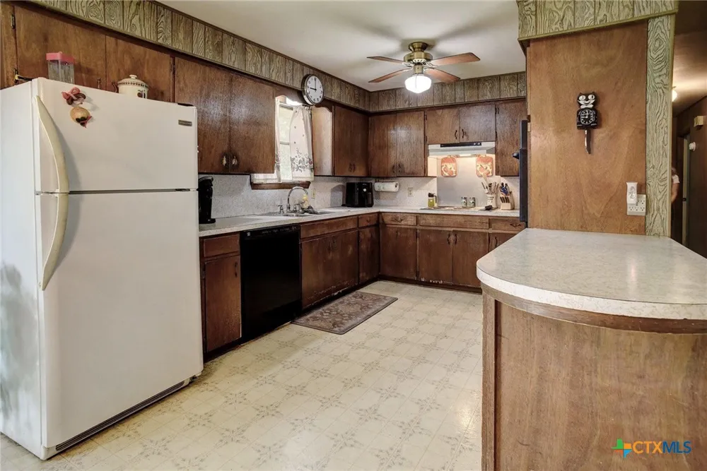 2179 US Highway 90a Shiner, TX 77984