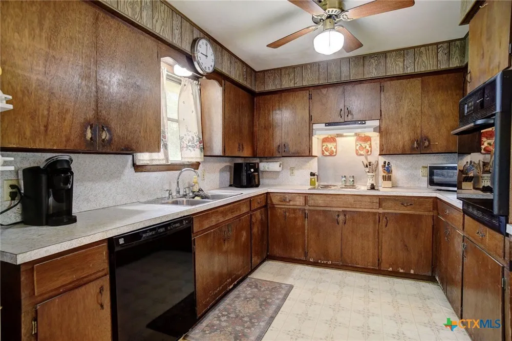 2179 US Highway 90a Shiner, TX 77984