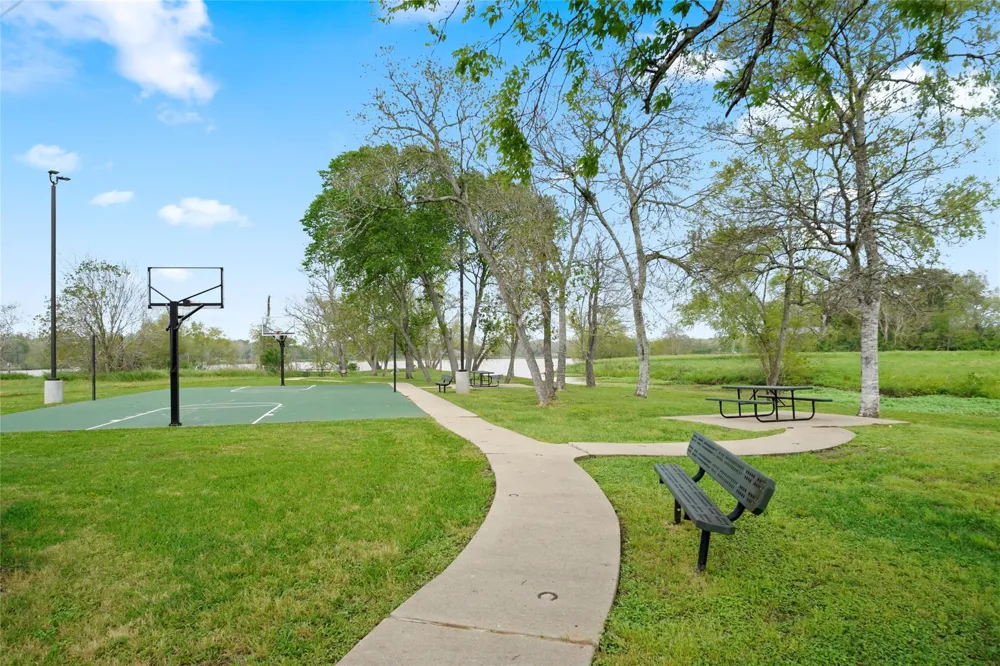 21502 Chenango Lake Drive Angleton, TX 77515