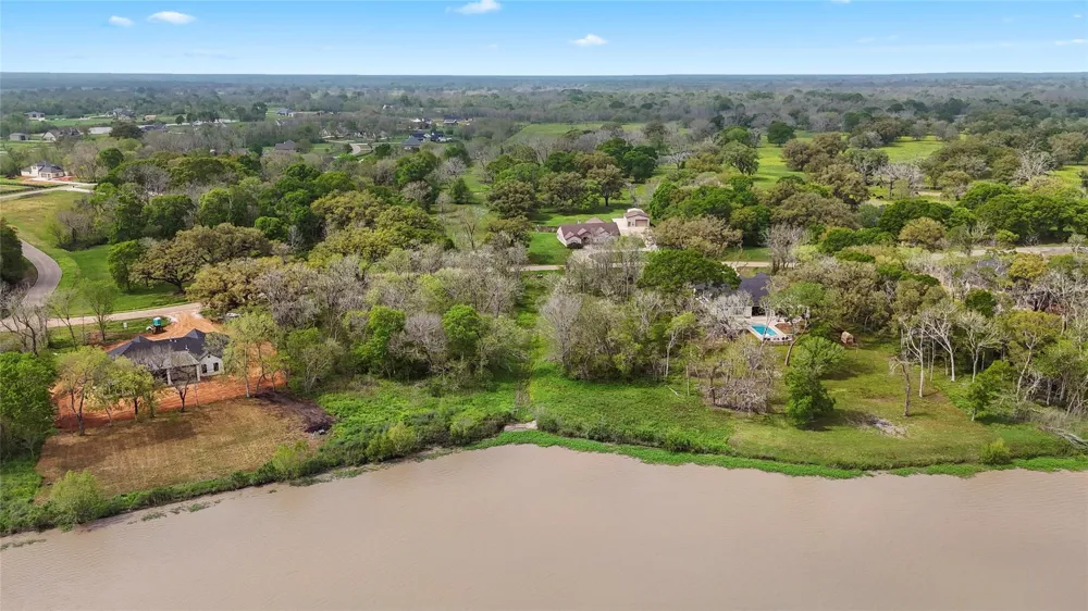 21502 Chenango Lake Drive Angleton, TX 77515