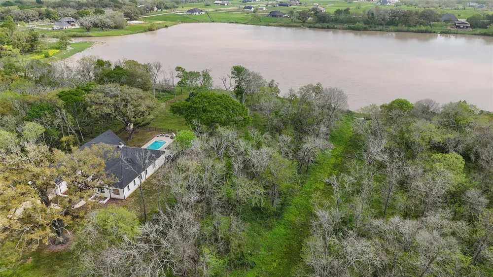 21502 Chenango Lake Drive Angleton, TX 77515