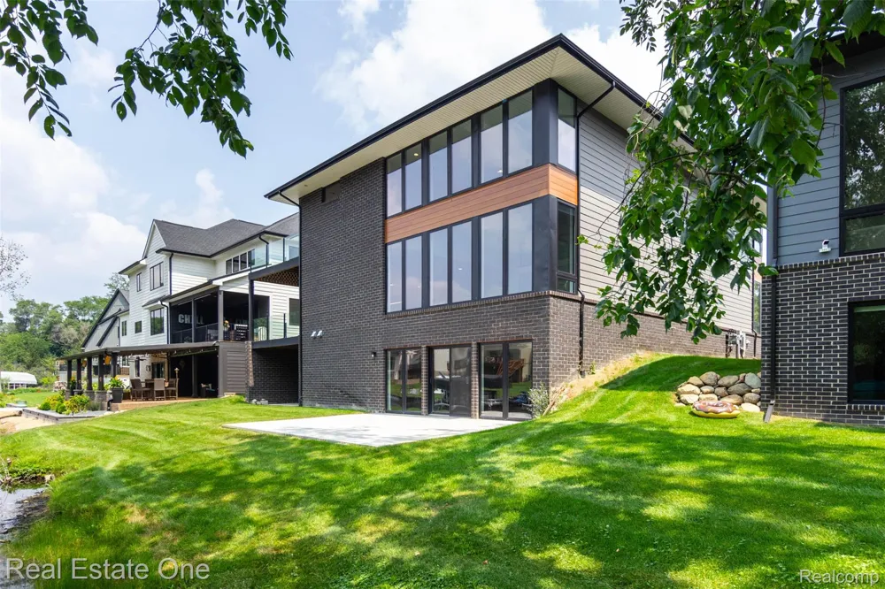1830 Sadie Shore Drive Commerce Charter Township, MI 48382
