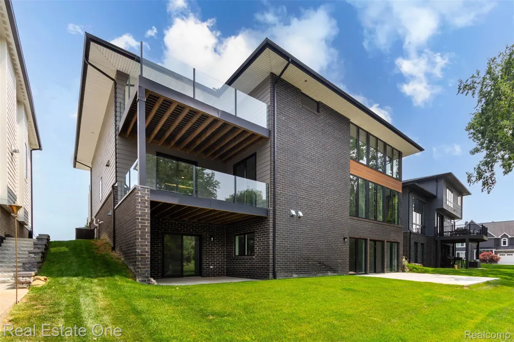 1830 Sadie Shore Drive Commerce Charter Township, MI 48382
