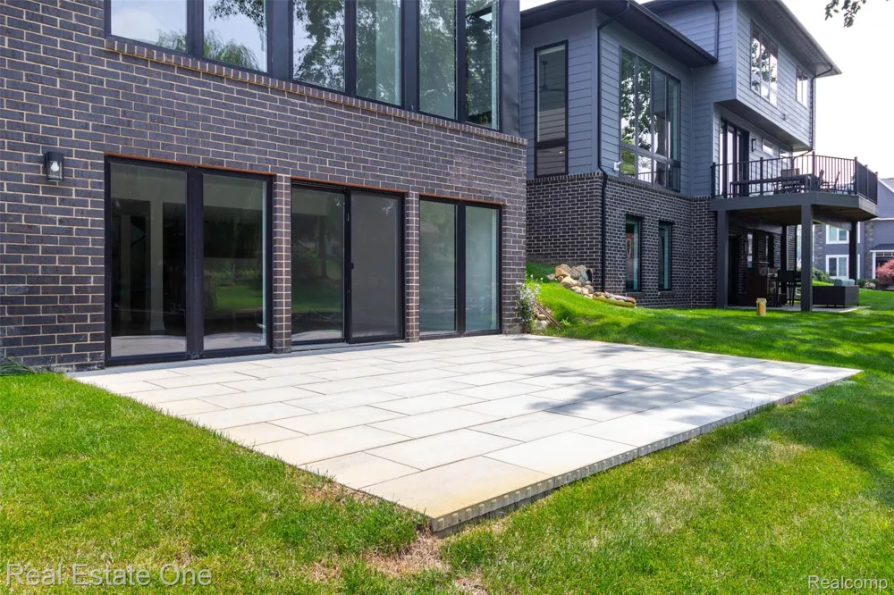 1830 Sadie Shore Drive Commerce Charter Township, MI 48382