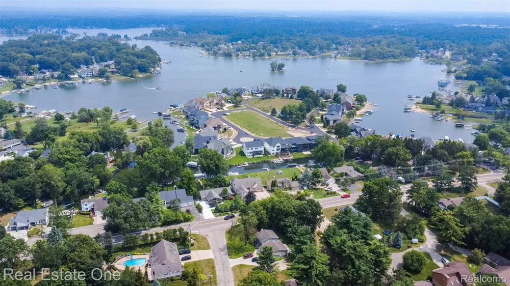 1830 Sadie Shore Drive Commerce Charter Township, MI 48382