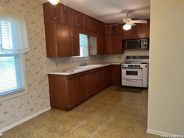 708 Sutton Pleasanton, TX 78064