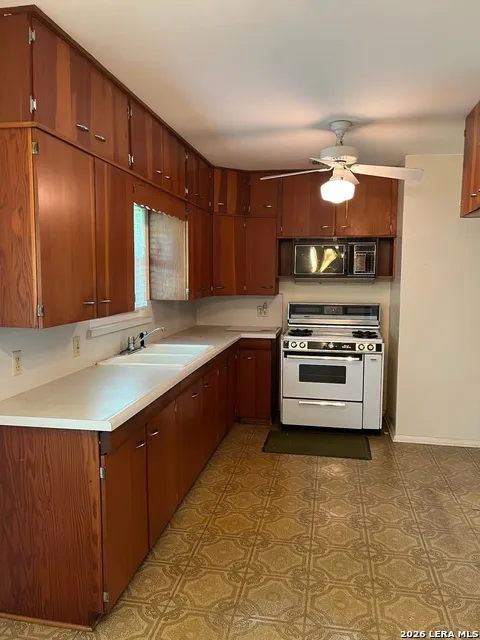 708 Sutton Pleasanton, TX 78064