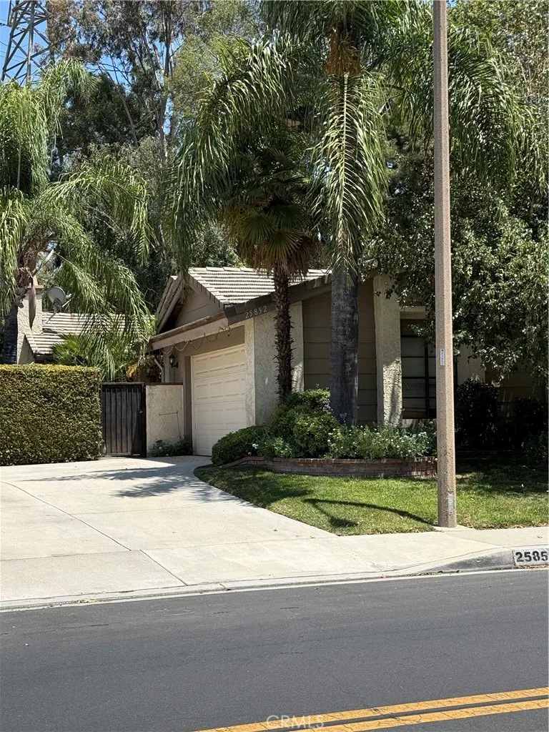 25852 Estaban Valencia, CA 91355