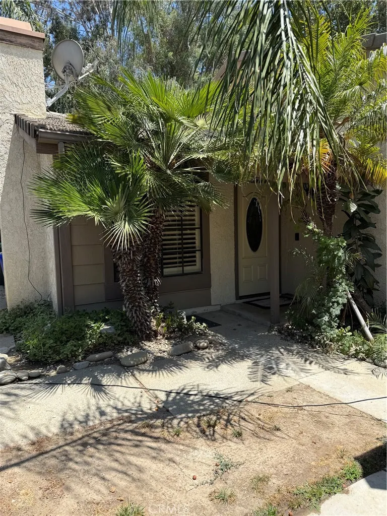 25852 Estaban Valencia, CA 91355