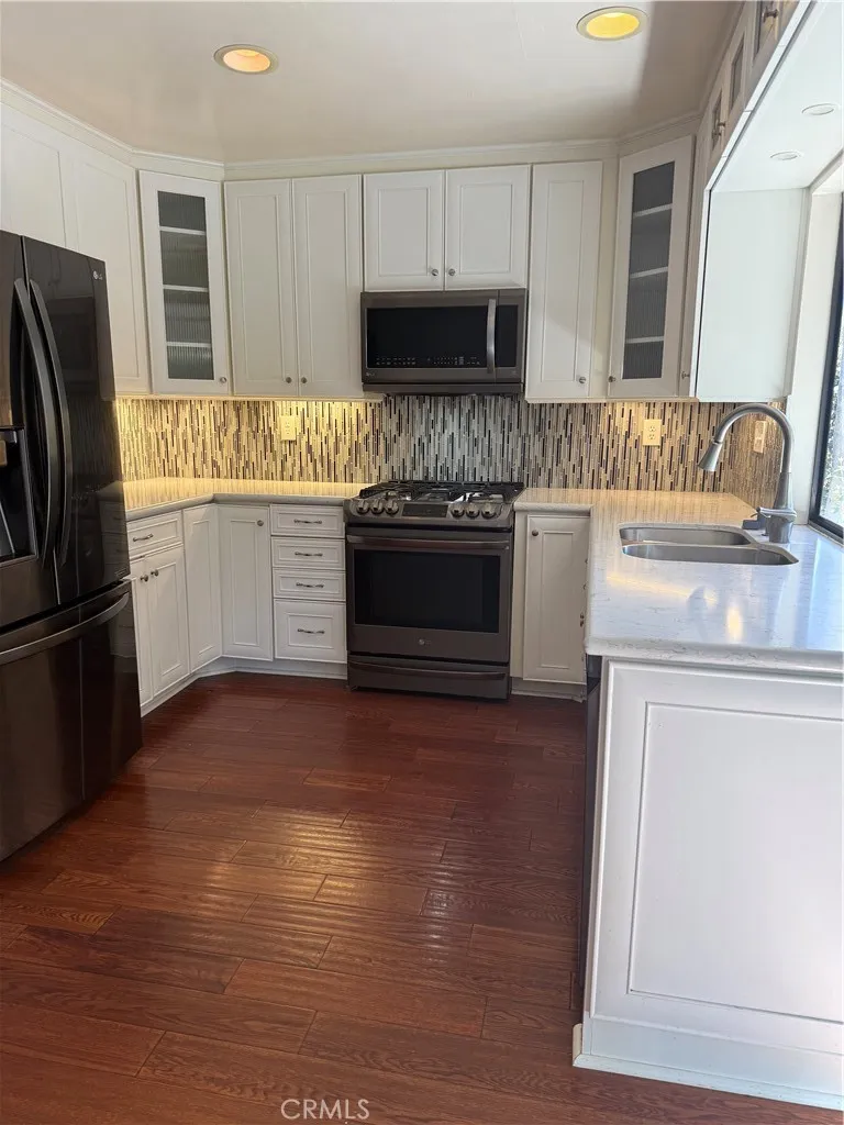 25852 Estaban Valencia, CA 91355