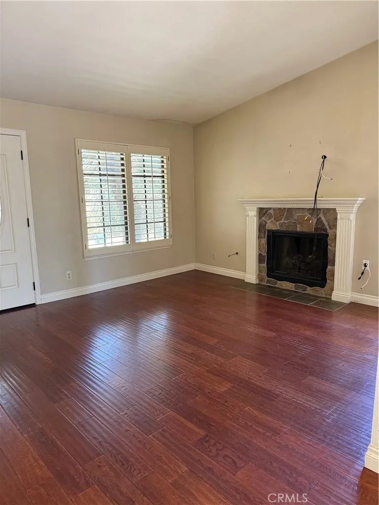 25852 Estaban Valencia, CA 91355