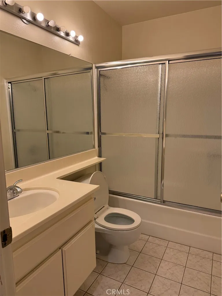 25852 Estaban Valencia, CA 91355
