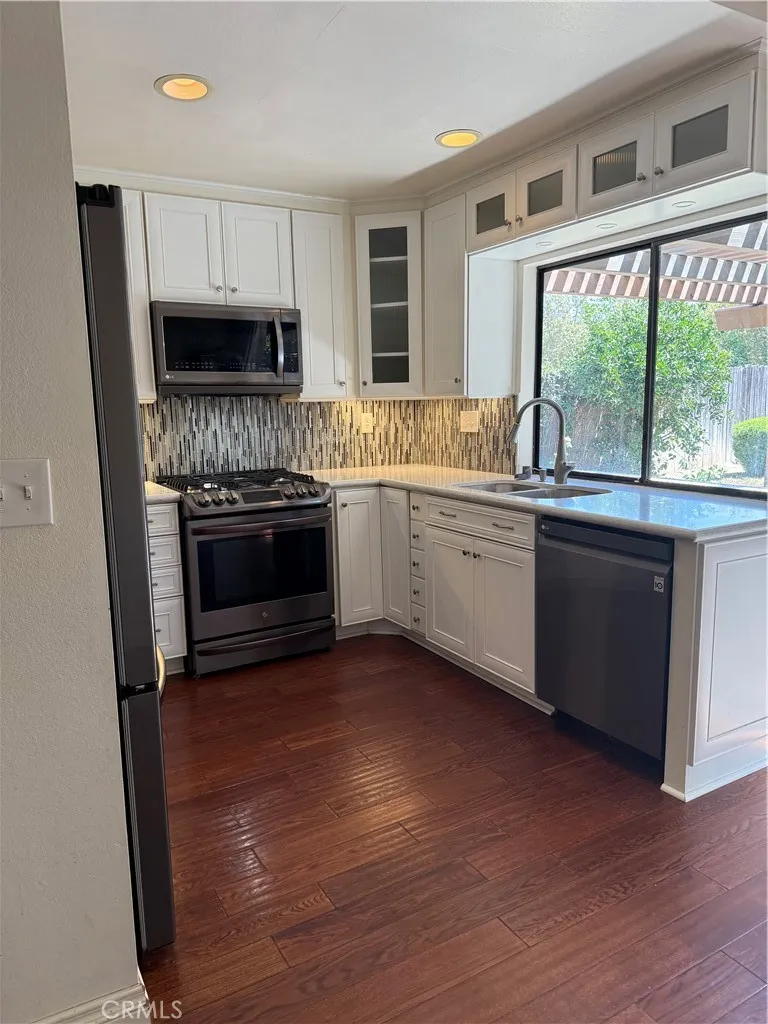 25852 Estaban Valencia, CA 91355