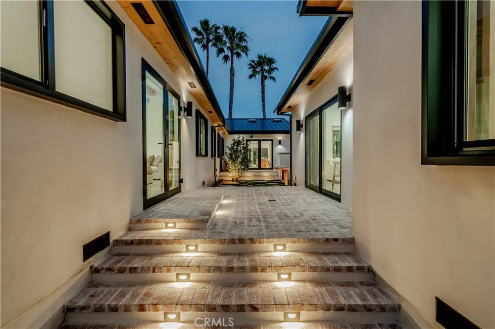 8417 Holy Cross Place Los Angeles, CA 90045