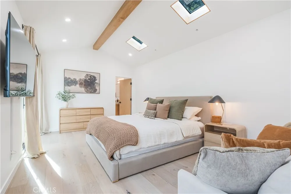 8417 Holy Cross Place Los Angeles, CA 90045