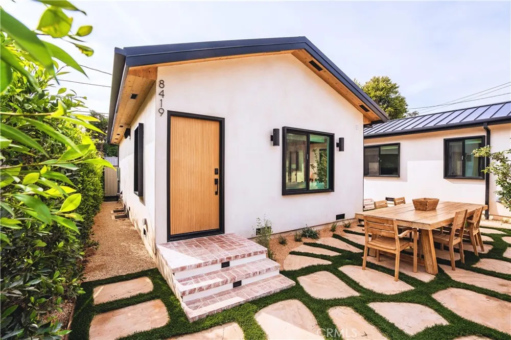 8417 Holy Cross Place Los Angeles, CA 90045
