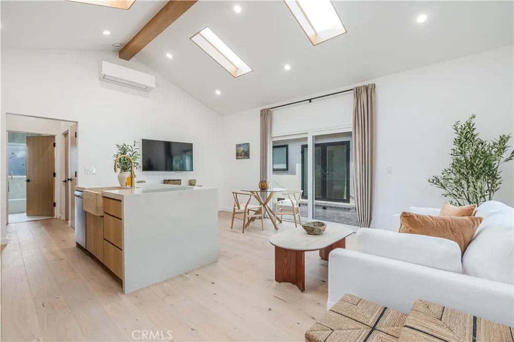 8417 Holy Cross Place Los Angeles, CA 90045
