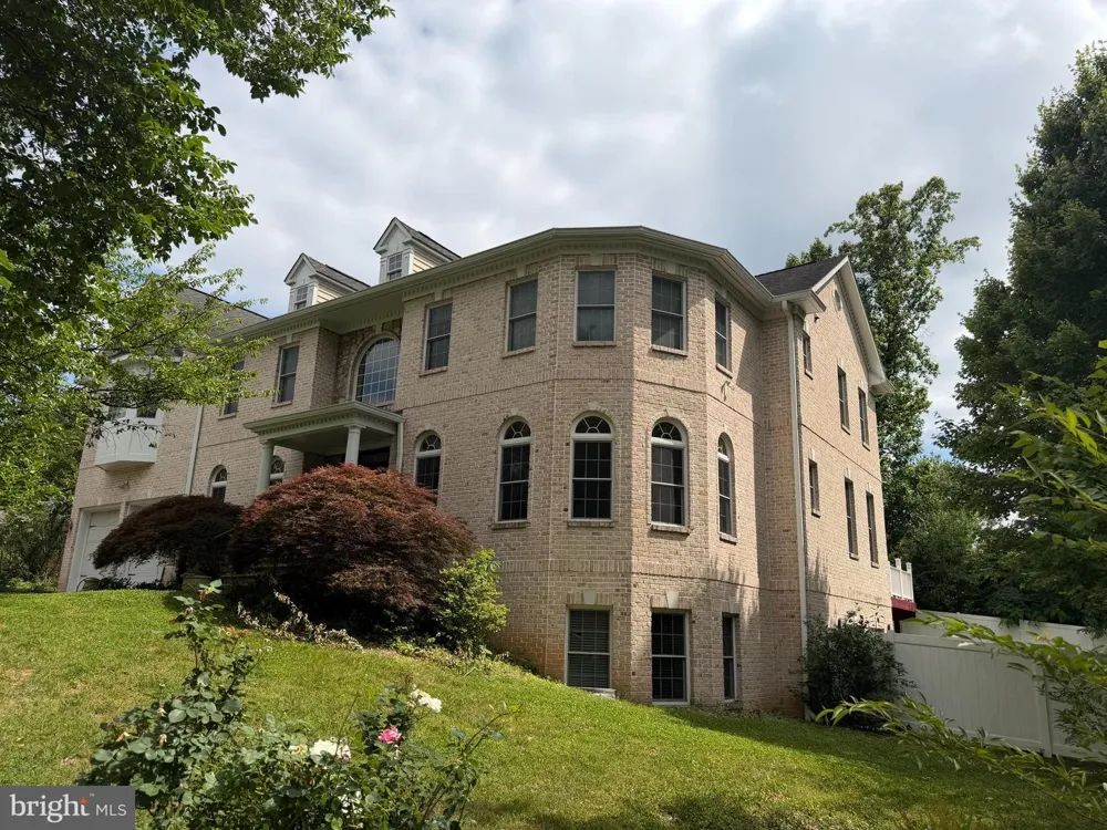6529 FAIRLAWN DRIVE Mclean, VA 22101
