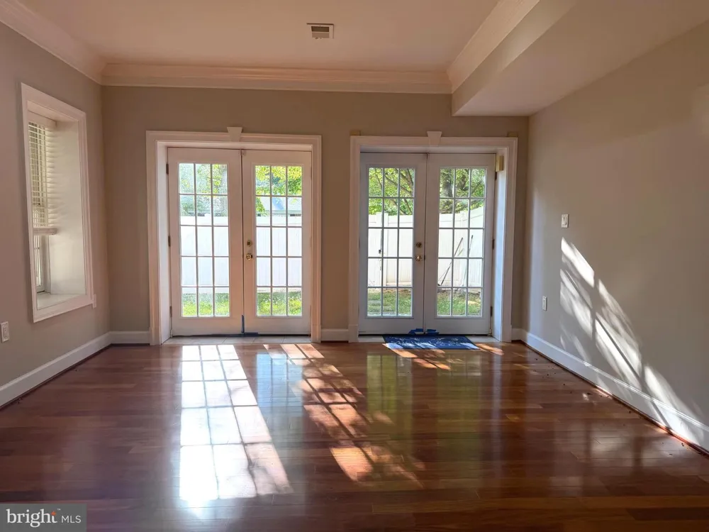 6529 FAIRLAWN DRIVE Mclean, VA 22101