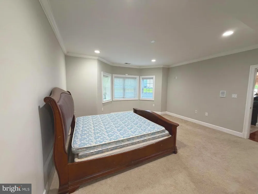 6529 FAIRLAWN DRIVE Mclean, VA 22101