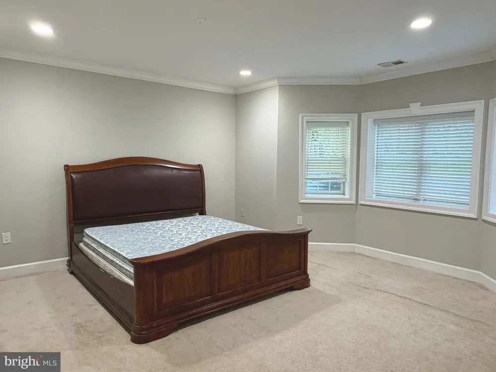 6529 FAIRLAWN DRIVE Mclean, VA 22101