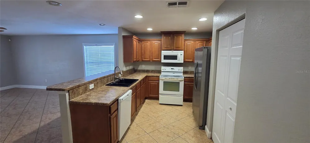 6807 E NORTH BAY STREET Tampa, FL 33610