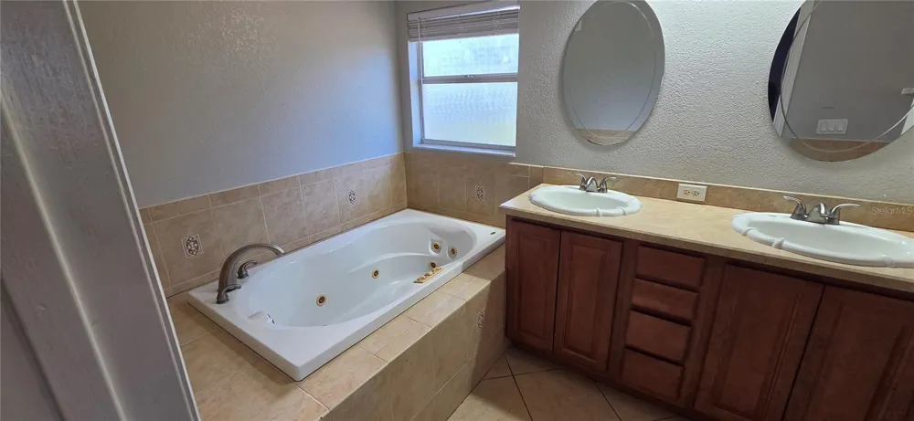 6807 E NORTH BAY STREET Tampa, FL 33610