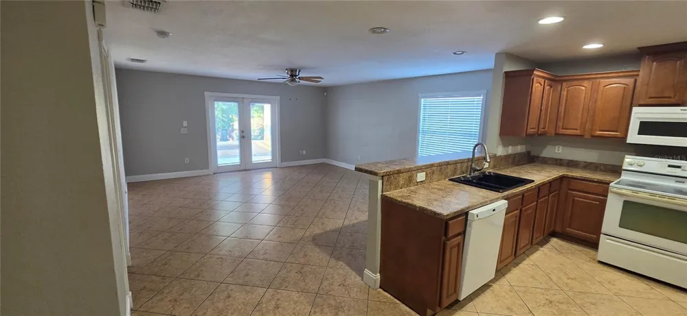 6807 E NORTH BAY STREET Tampa, FL 33610