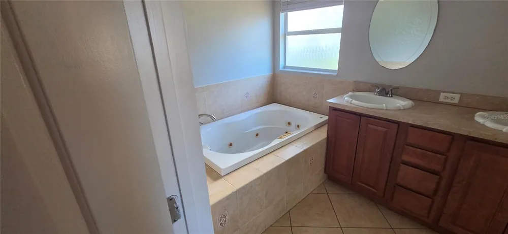 6807 E NORTH BAY STREET Tampa, FL 33610
