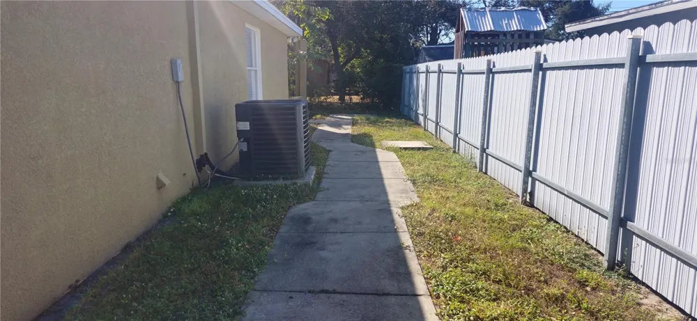 6807 E NORTH BAY STREET Tampa, FL 33610