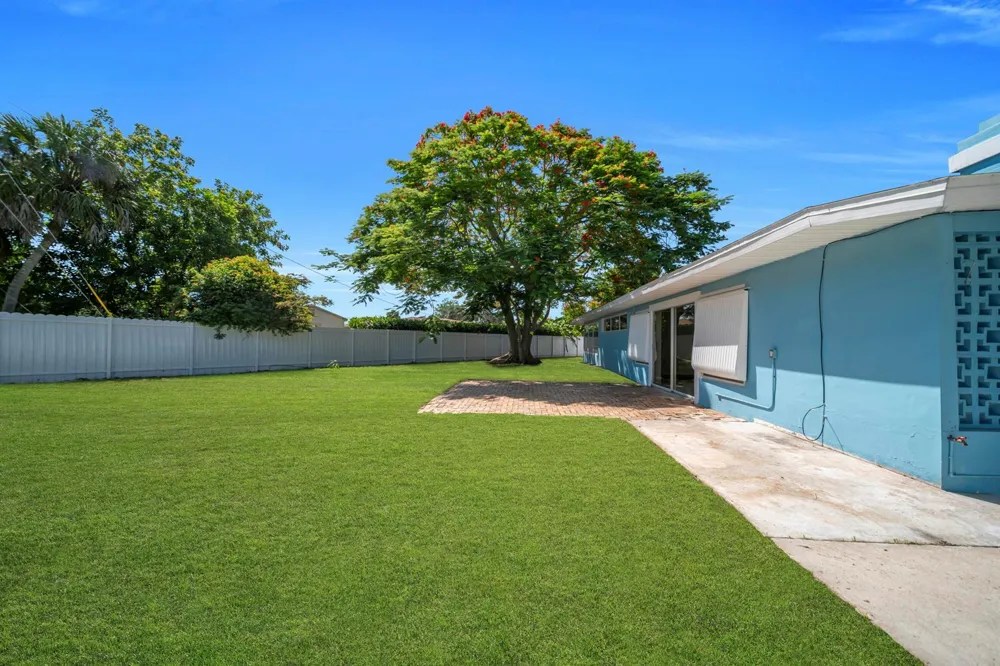 139 E Lake Drive Lehigh Acres, FL 33936