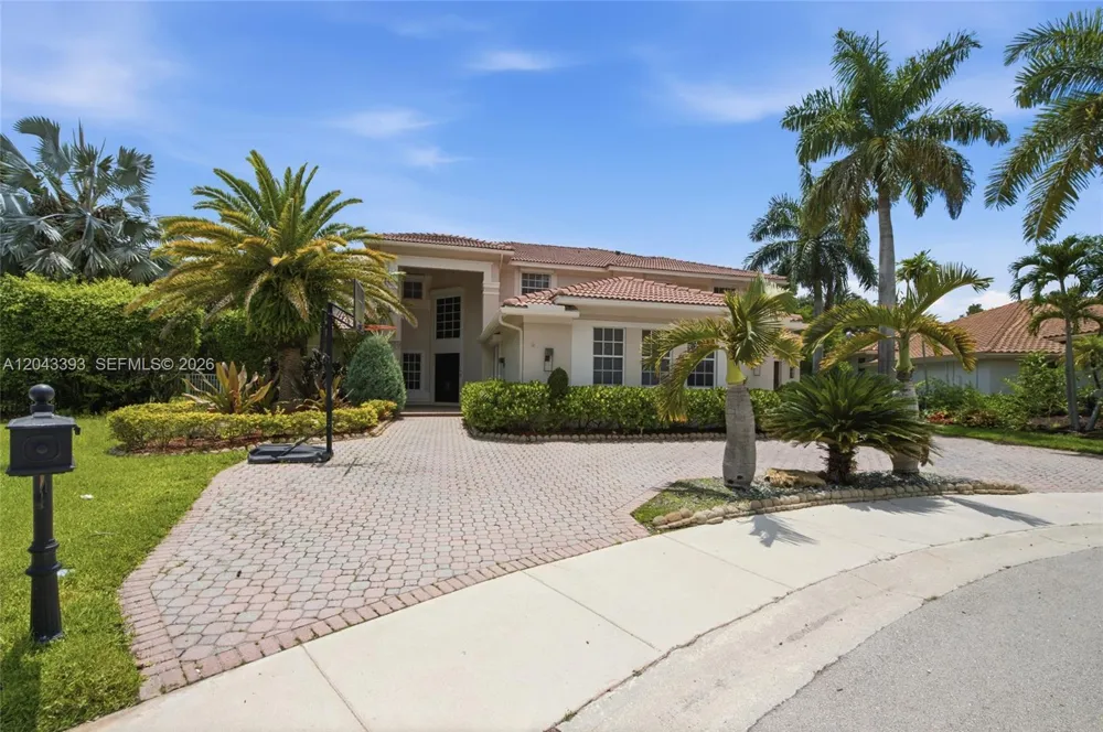 1585 Victoria Isle Way Weston, FL 33327