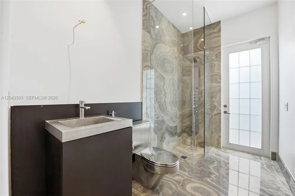 1585 Victoria Isle Way Weston, FL 33327