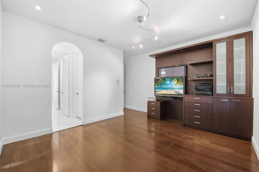 1585 Victoria Isle Way Weston, FL 33327