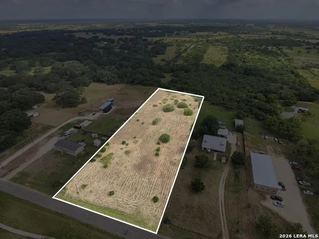 585 County Road 768 Devine, TX 78016