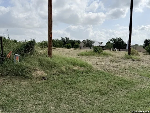 585 County Road 768 Devine, TX 78016