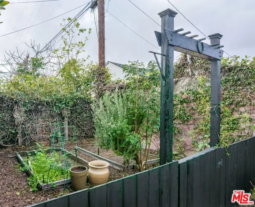 6727 W 88th Street Los Angeles, CA 90045