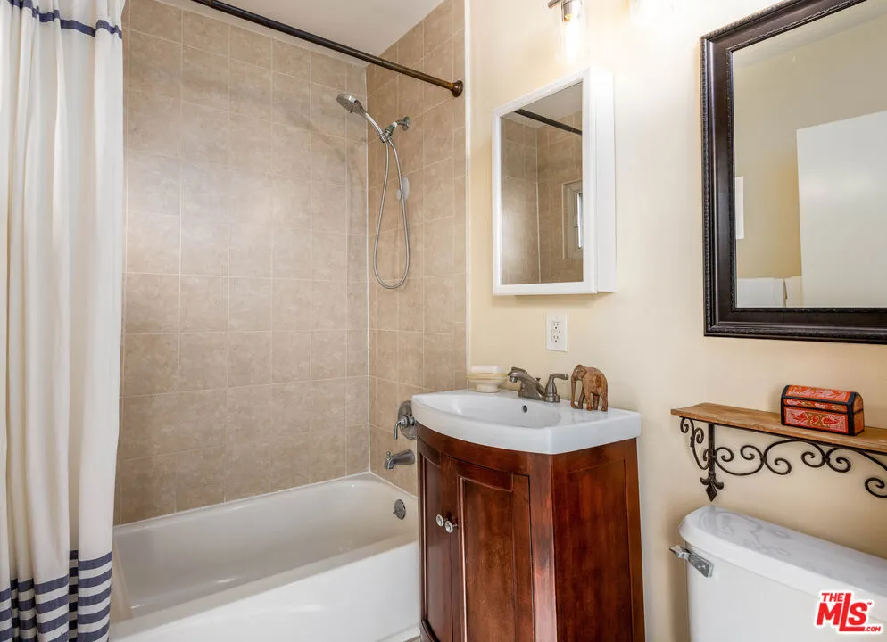 6727 W 88th Street Los Angeles, CA 90045