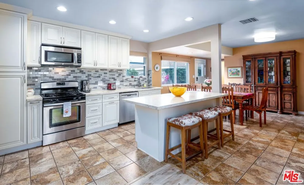 6727 W 88th Street Los Angeles, CA 90045