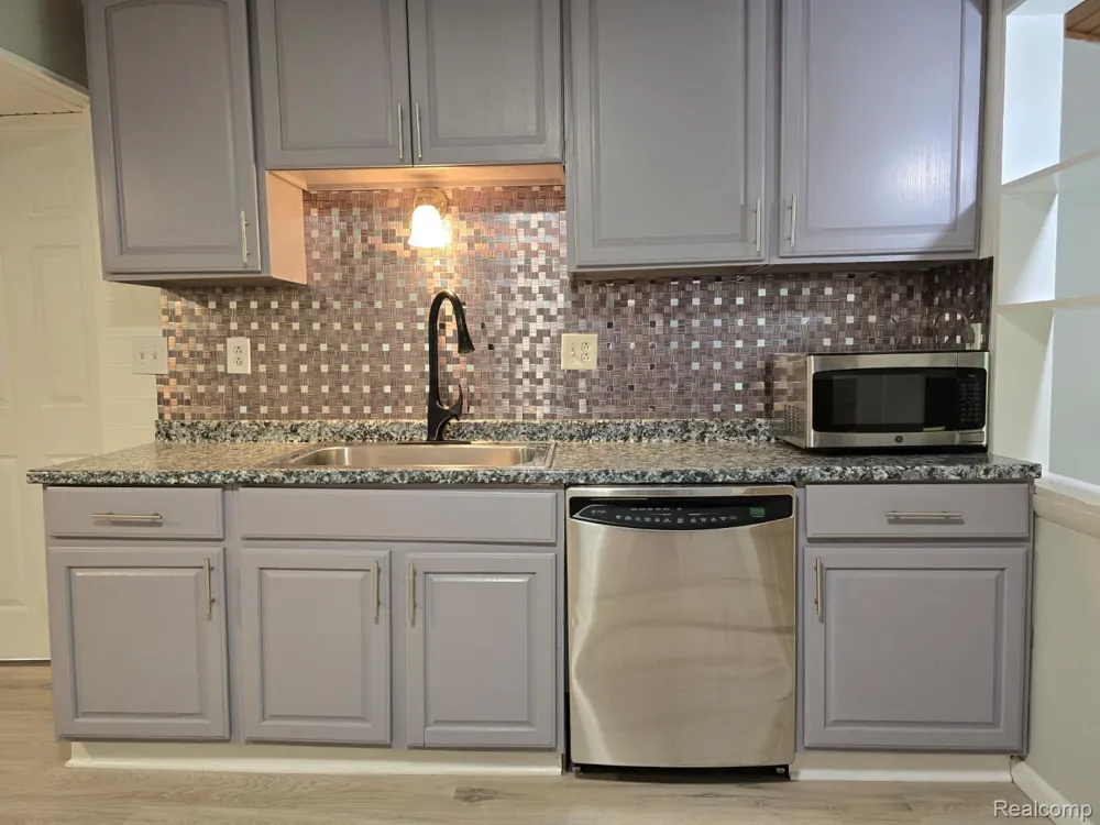 21411 Collingham Avenue Farmington Hills City, MI 48336
