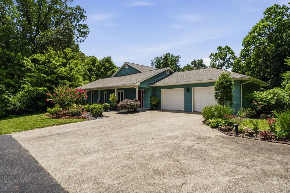 1766 Hunts Ln Bowling Green, KY 42103