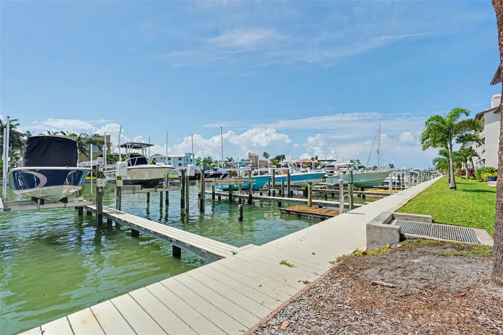 269 MADEIRA CIRCLE St Petersburg, FL 33715