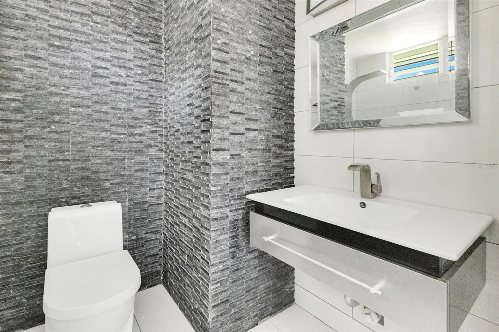 AVE. TRIOVEGABAJEÑO COND. TORRE VISTA #APT. 1504 Vega Baja, PR 00693